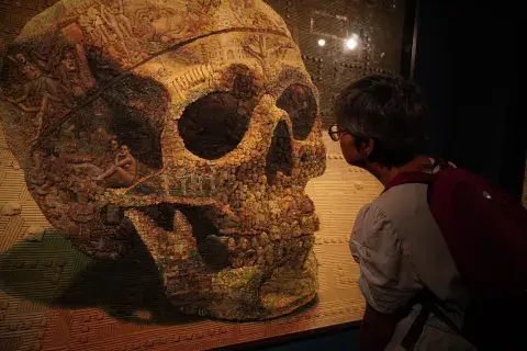 En la muestra de Arthaus, hay dos obras de la serie de calaveras de Mondongo. En la muestra de Arthaus, hay dos obras de la serie de calaveras de Mondongo.