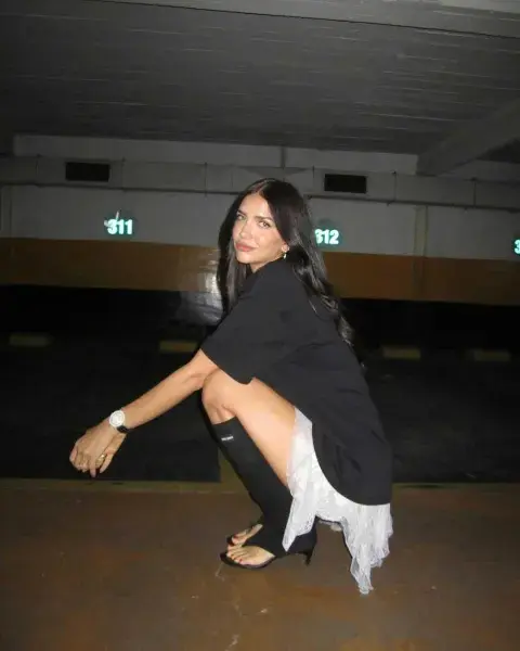 En el caso de Zaira eligió llevarlas con una remera oversize negra de algodón, con la inscripción de la marca Yves Saint Laurent, y una falda blanca con ruedo irregular de encaje y transparencias En el caso de Zaira eligió llevarlas con una remera oversize negra de algodón, con la inscripción de la marca Yves Saint Laurent, y una falda blanca con ruedo irregular de encaje y transparencias