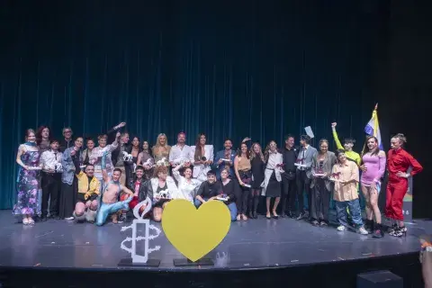 mnistía Internacional distinguió a 12 periodistas, activistas, artistas, e influenciadores en el evento “Voces que transforman”: edición Orgullo Vivo, por su aporte en la promoción y defensa de derechos de las personas LGBTIQ+. mnistía Internacional distinguió a 12 periodistas, activistas, artistas, e influenciadores en el evento “Voces que transforman”: edición Orgullo Vivo, por su aporte en la promoción y defensa de derechos de las personas LGBTIQ+.