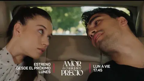 Una mujer y un hombre mirándose.