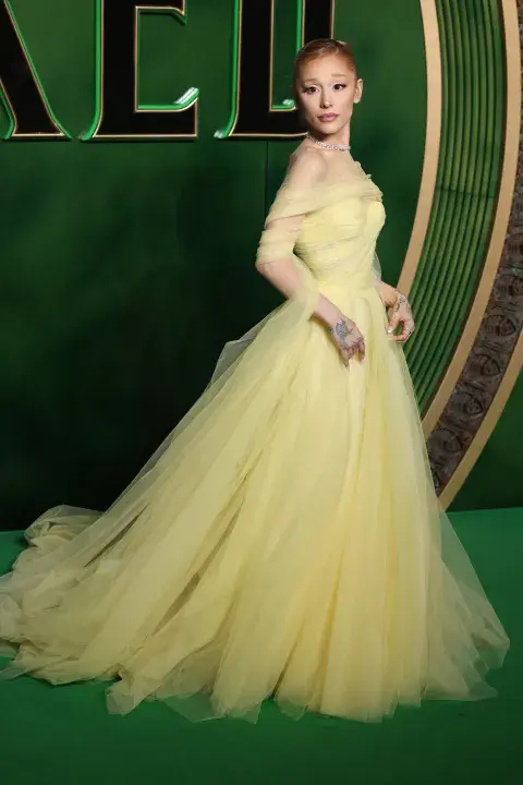 Foto de Ariana Grande en la premiere de Wicked en Londres.