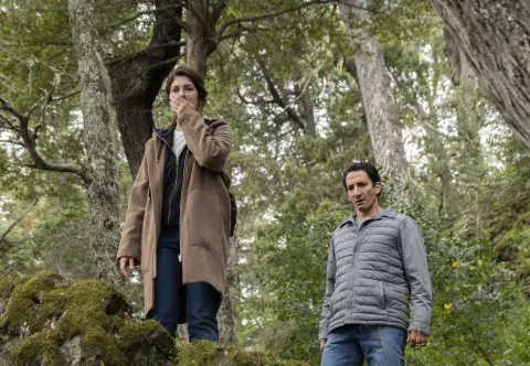 Soledad Villamil y Juan Minujín en Atrapados, serie argentina de Netflix. Soledad Villamil y Juan Minujín en Atrapados, serie argentina de Netflix.