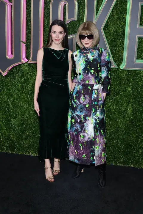Bee Shaffer y Anna Wintour en la premiere de Wicked en Nueva York.