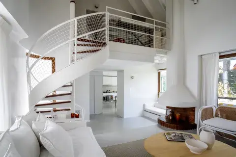 El objetivo de la reforma fue mantener el espíritu vintage. El hogar, que pintaron de blanco, es un claro ejemplo de ello. El objetivo de la reforma fue mantener el espíritu vintage. El hogar, que pintaron de blanco, es un claro ejemplo de ello.