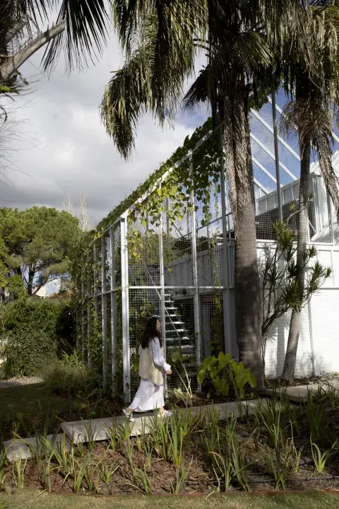 La jaula, como la llaman, le da un toque distintivo a esta casa y genera un espacio independiente para sus hijos. La jaula, como la llaman, le da un toque distintivo a esta casa y genera un espacio independiente para sus hijos.