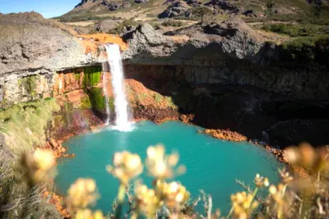 Ubicado en la provincia de Neuquén, Argentina, Caviahue-Copahue es un destino impresionante donde los paisajes se combinan con su rica herencia cultural Ubicado en la provincia de Neuquén, Argentina, Caviahue-Copahue es un destino impresionante donde los paisajes se combinan con su rica herencia cultural