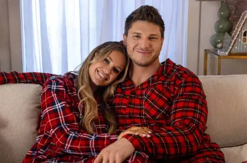 Foto de Jessica Lord y Laith WallSchleger en Christmas in the Spotlight. Foto de Jessica Lord y Laith WallSchleger en Christmas in the Spotlight.