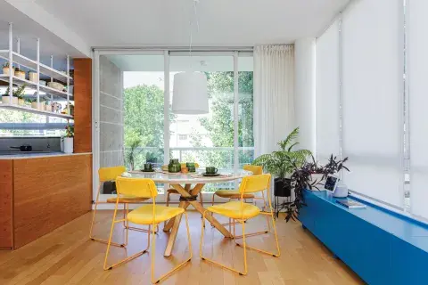 En el comedor, se cambió la mesa rectangular por una redonda que da una dinámica diferente al ambiente, facilita la circulación y tiene una dimensión más acorde al resto del equipamiento. En el comedor, se cambió la mesa rectangular por una redonda que da una dinámica diferente al ambiente, facilita la circulación y tiene una dimensión más acorde al resto del equipamiento.
