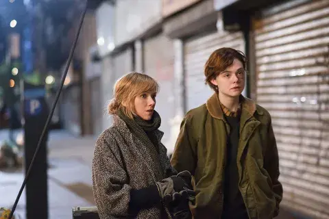 Naomi Watts y Elle Fanning caminan juntas por una calle. Naomi Watts y Elle Fanning caminan juntas por una calle.