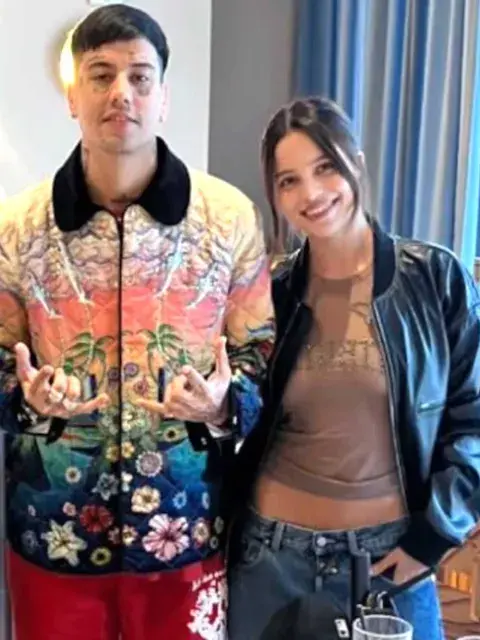 Así se los puede ver a ambos artistas posando en Piegari, uno de los restaurantes más famoso de Miami junto a los empleados de ese establecimiento Así se los puede ver a ambos artistas posando en Piegari, uno de los restaurantes más famoso de Miami junto a los empleados de ese establecimiento