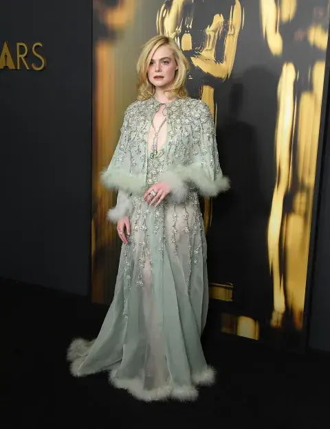 Elle Fanning, con un diseño de Valentino, en la alfombra roja de los Governors Awards. Elle Fanning, con un diseño de Valentino, en la alfombra roja de los Governors Awards.