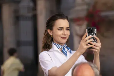 Foto de Lily Collins como Emily Cooper en Emily in Paris. Foto de Lily Collins como Emily Cooper en Emily in Paris.