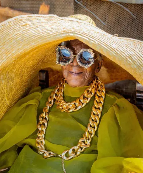 margret chola con algunos de sus looks hechos por su nieta margret chola con algunos de sus looks hechos por su nieta