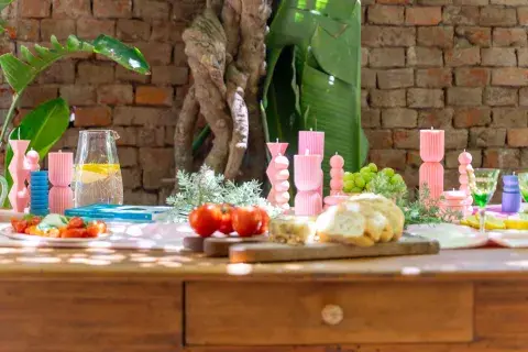 Una buena idea es agrupar velas de diseños diferentes con un color como hilo conductor Una buena idea es agrupar velas de diseños diferentes con un color como hilo conductor