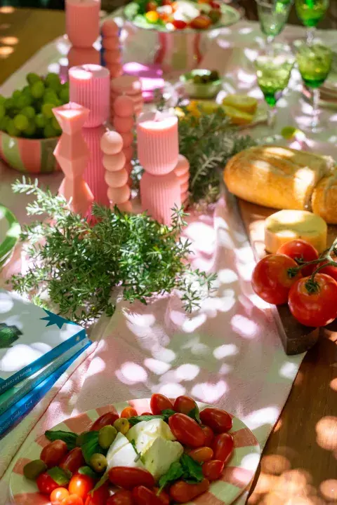 La naturaleza y los colores elegidos le aportan muchísima frescura a esta mesa navideña de verano La naturaleza y los colores elegidos le aportan muchísima frescura a esta mesa navideña de verano