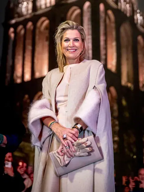 Optó por sumar guantes de piel y unas botas de tacón bien alto de Gianvito Rossi, otro de sus diseñadores favoritos Optó por sumar guantes de piel y unas botas de tacón bien alto de Gianvito Rossi, otro de sus diseñadores favoritos