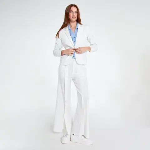 Foto de una modelo mujer usando un traje. Foto de una modelo mujer usando un traje.