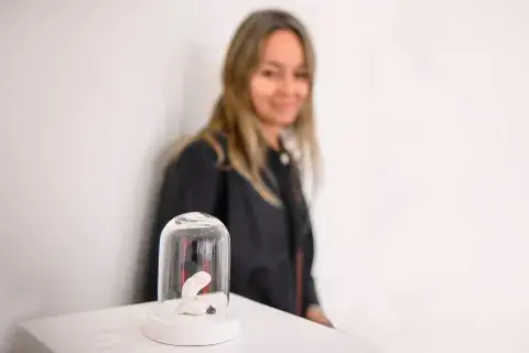 En otras muestras, estas esculturas de Guillermina Grinbaum exploran micro mundos posibles y formas apacibles de habitar en intimidad. En Hilo de Voz, el encierro. En otras muestras, estas esculturas de Guillermina Grinbaum exploran micro mundos posibles y formas apacibles de habitar en intimidad. En Hilo de Voz, el encierro.