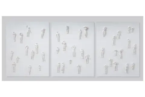Hilo de voz. El blanco sobre blanco invisibiliza en la instalación de cerámica sobre lienzo que le da nombre a la muestra. Hilo de voz. El blanco sobre blanco invisibiliza en la instalación de cerámica sobre lienzo que le da nombre a la muestra.