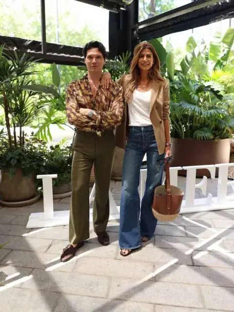 Juliana eligió un blazer entallado en color marrón y lo combinó con sandalias del mismo tono y una cartera tipo bolso mixta: una parte de cuero y la parte inferior de rafia Juliana eligió un blazer entallado en color marrón y lo combinó con sandalias del mismo tono y una cartera tipo bolso mixta: una parte de cuero y la parte inferior de rafia