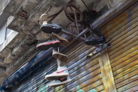 Zapatillas colgadas en el exlocal de Cromañón, como homenaje a las víctimas. Zapatillas colgadas en el exlocal de Cromañón, como homenaje a las víctimas.