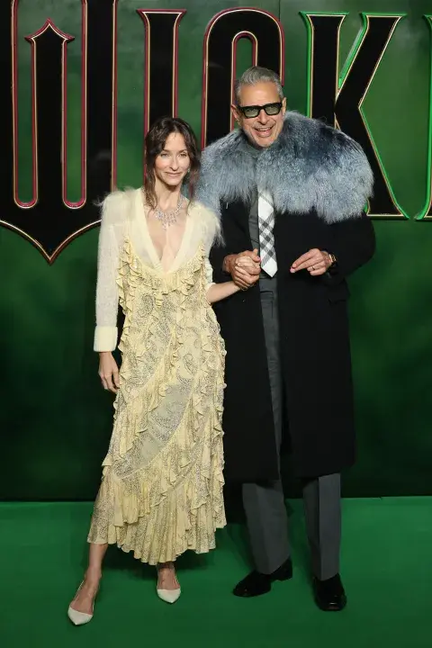 Jeff Goldblum y Emilie Livingston en la premiere de Wicked en Los Ángeles.