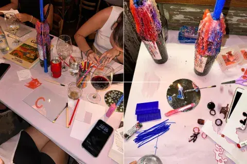 Elementos de joyería sobre una mesa.