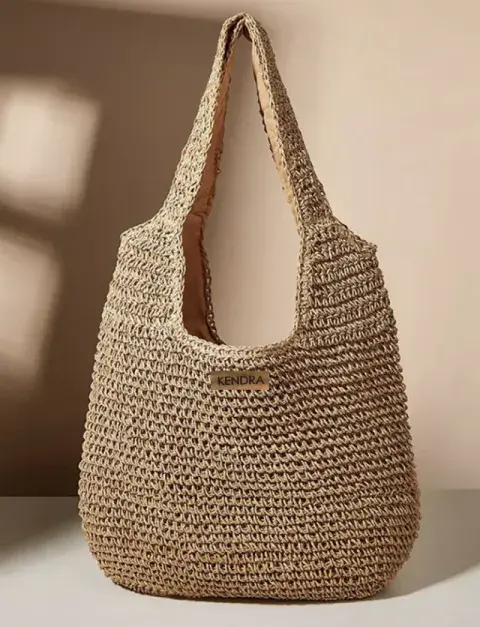 Foto de una cartera de rafia. Foto de una cartera de rafia.