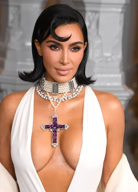 Kim Kardashian luciendo el collar que fue de Lady Di en la gala LACMA Art Film 2024