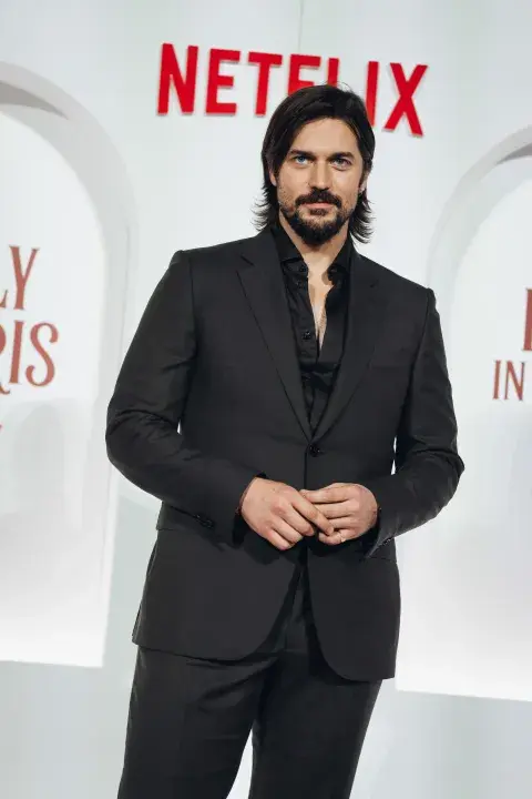 Lucas Bravo en la premiere de Emily in Paris en Roma. Lucas Bravo en la premiere de Emily in Paris en Roma.