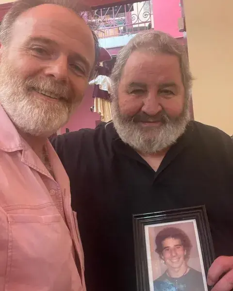 Foto de Luis Machín reunido con José Iglesias, padre de una de las víctimas de la tragedia de Cromañón. Foto de Luis Machín reunido con José Iglesias, padre de una de las víctimas de la tragedia de Cromañón.