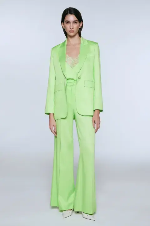 Foto de una modelo mujer usando un traje. Foto de una modelo mujer usando un traje.