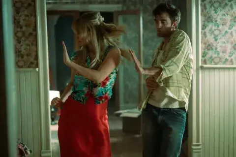 Jennifer Lawrence y Robert Pattinson en Matate, amor. Jennifer Lawrence y Robert Pattinson en Matate, amor.