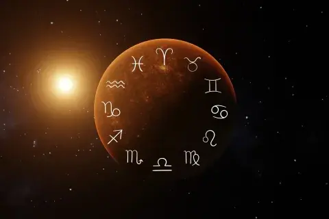 La rueda zodiacal, con los símbolos de los 12 signos astrales, sobre Mercurio. La rueda zodiacal, con los símbolos de los 12 signos astrales, sobre Mercurio.