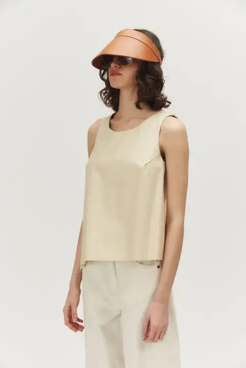 Foto de una modelo mujer usando visera. Foto de una modelo mujer usando visera.