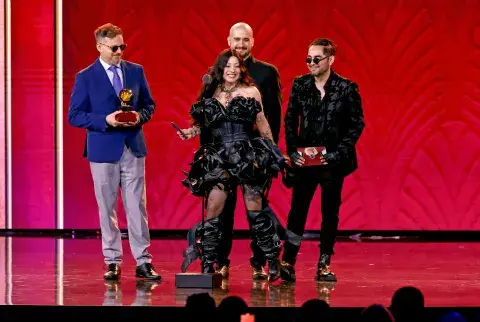 Foto de Mon Laferte recibiendo su Latin Grammy 2024. Foto de Mon Laferte recibiendo su Latin Grammy 2024.
