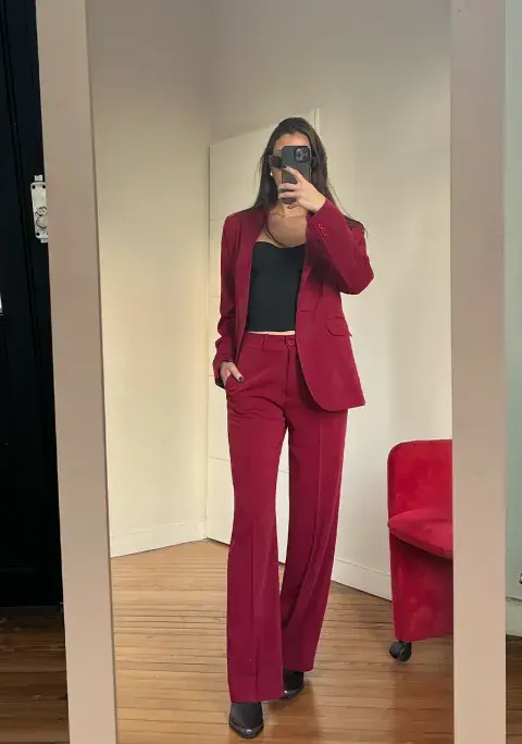 Foto de una modelo mujer usando un traje. Foto de una modelo mujer usando un traje.