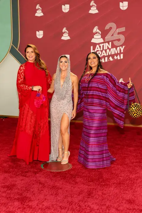 Niña Pastori, Soledad Pastorutti y Lila Downs en la alfombra roja de los Latin Grammy 2024.
