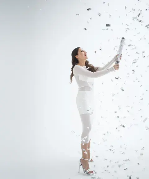 Tefi Russo lanzando confetti. Tefi Russo lanzando confetti.