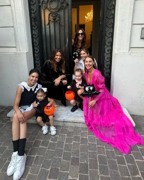 Pampita con Ana García Moritán y amigas en Halloween 2024. Pampita con Ana García Moritán y amigas en Halloween 2024.