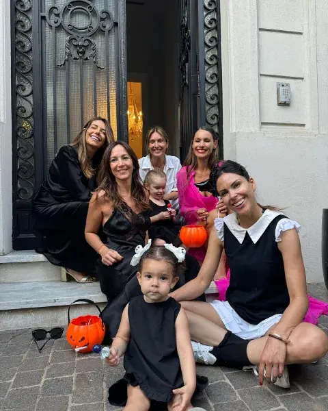 Pampita con Ana García Moritán y amigas en Halloween 2024. Pampita con Ana García Moritán y amigas en Halloween 2024.