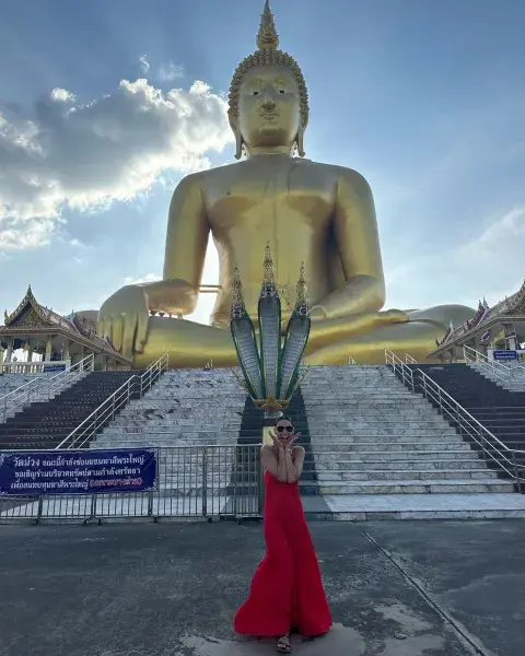 Foto de Pampita junto al Gran Buda en Tailandia. Foto de Pampita junto al Gran Buda en Tailandia.