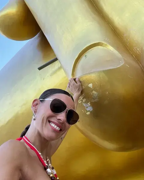 Pampita junto al Gran Buda en Tailandia. Pampita junto al Gran Buda en Tailandia.