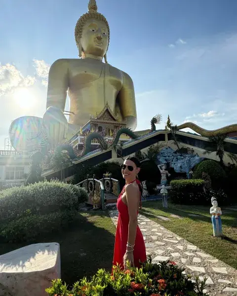 Pampita junto al Gran Buda en Tailandia. Pampita junto al Gran Buda en Tailandia.