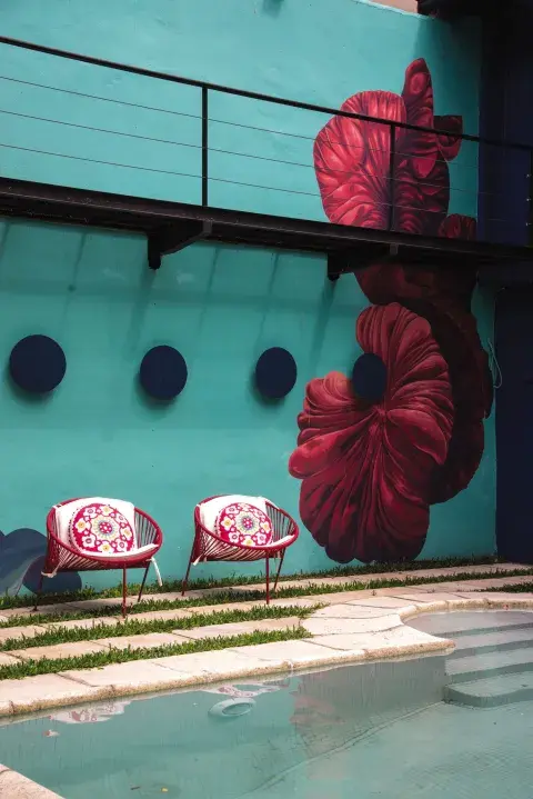 El mural fue diseñado y realizado por la artista Sofía Mele. Y el paisajismo del espacio es de Eugenia Anaya. El mural fue diseñado y realizado por la artista Sofía Mele. Y el paisajismo del espacio es de Eugenia Anaya.