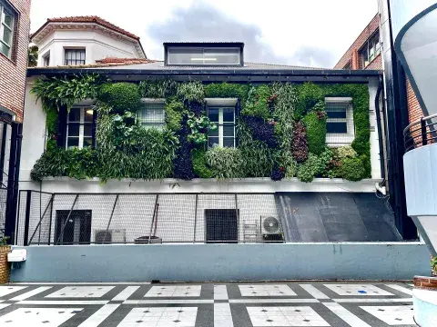 El sistema de riego es clave para que el jardín vertical prospere
