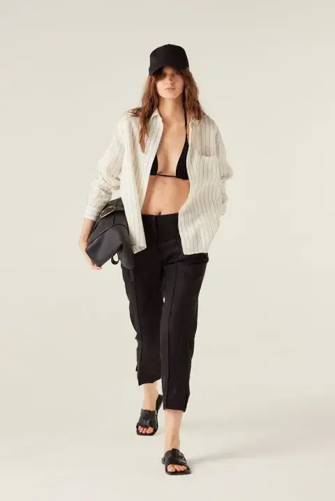 Foto de una modelo mujer usando camisa de lino. Foto de una modelo mujer usando camisa de lino.