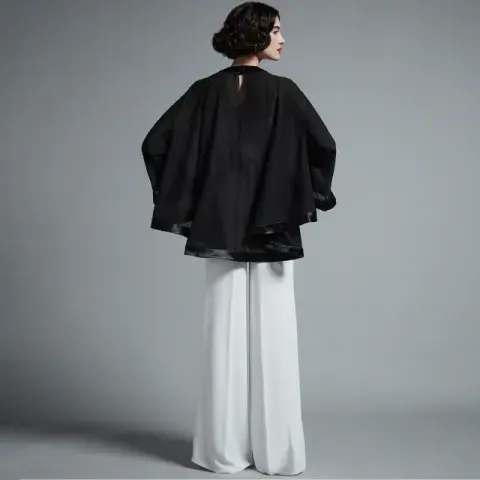 Foto de blusa de muselina con detalles en crepé satén.