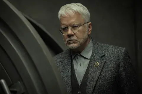 Tim Robbins da vida a uno de los grande villanos de Silo. Tim Robbins da vida a uno de los grande villanos de Silo.