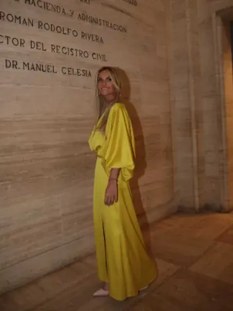 El look elegido por la novia resultó bastante original y moderno. Milagros apostó por un vestido de Gabriel Lage El look elegido por la novia resultó bastante original y moderno. Milagros apostó por un vestido de Gabriel Lage